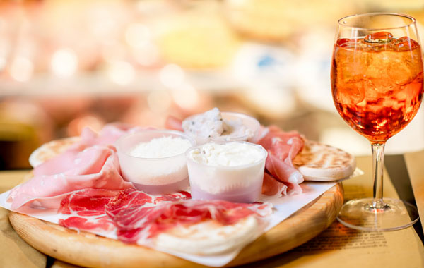 Apericena con bollito misto, dolce e spritz Aperol per 2 persone -48% di sconto