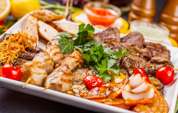 Menu con 1kg GRIGLIATA MISTA, antipasto, contorno, dolce e calice per 2 persone -61% di sconto