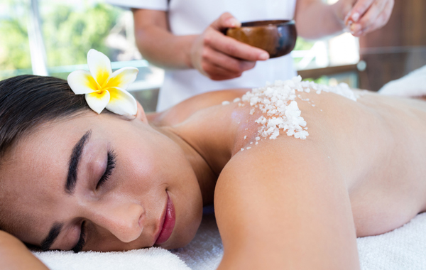 Scrub corpo, massaggio e lampada abbronzante -59% di sconto